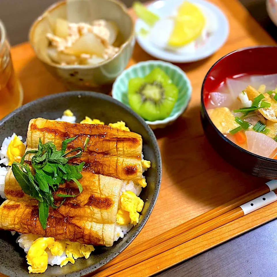 ちくわの蒲焼き丼
大根のそぼろ煮
豚汁風味噌汁|ちぐあささん