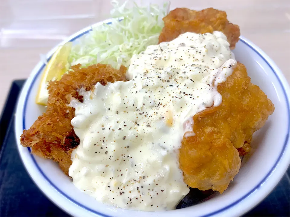 チキンカツとから揚げのタルタル合い盛り丼(かつや)|やまひろさん