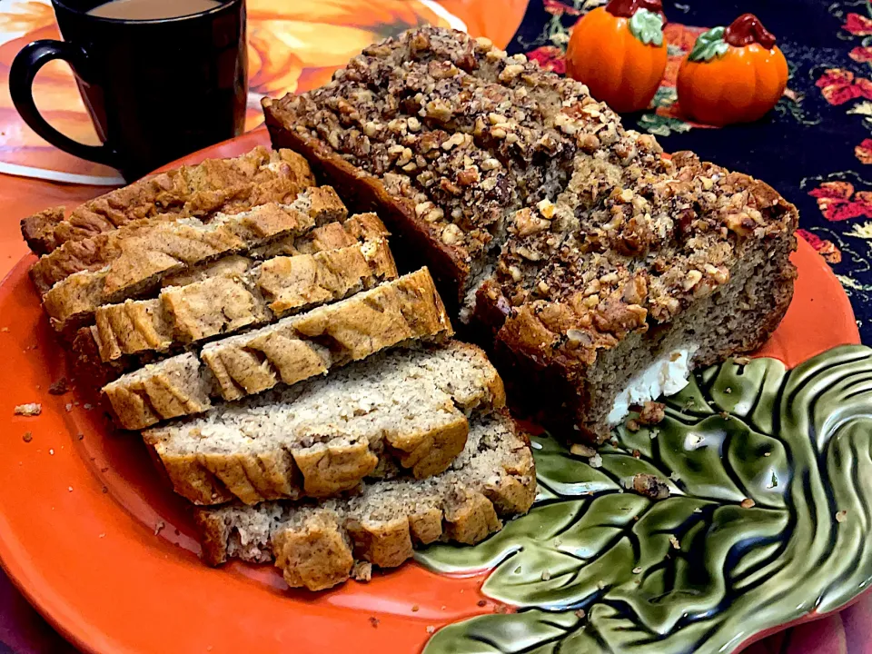 Banana bread with cream cheese and other loaf have a walnuts|Marnelli Dela Cruz Hollandさん