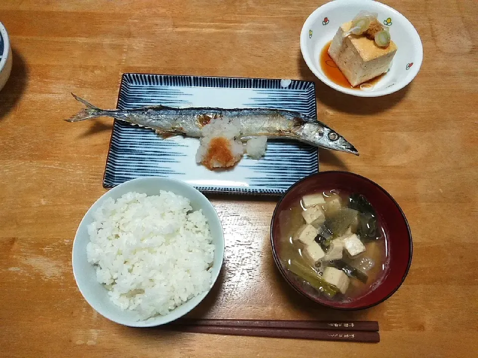 Snapdishの料理写真:･白飯
･豆腐と小松菜の味噌汁
･秋刀魚塩焼き
･冷奴|優さん