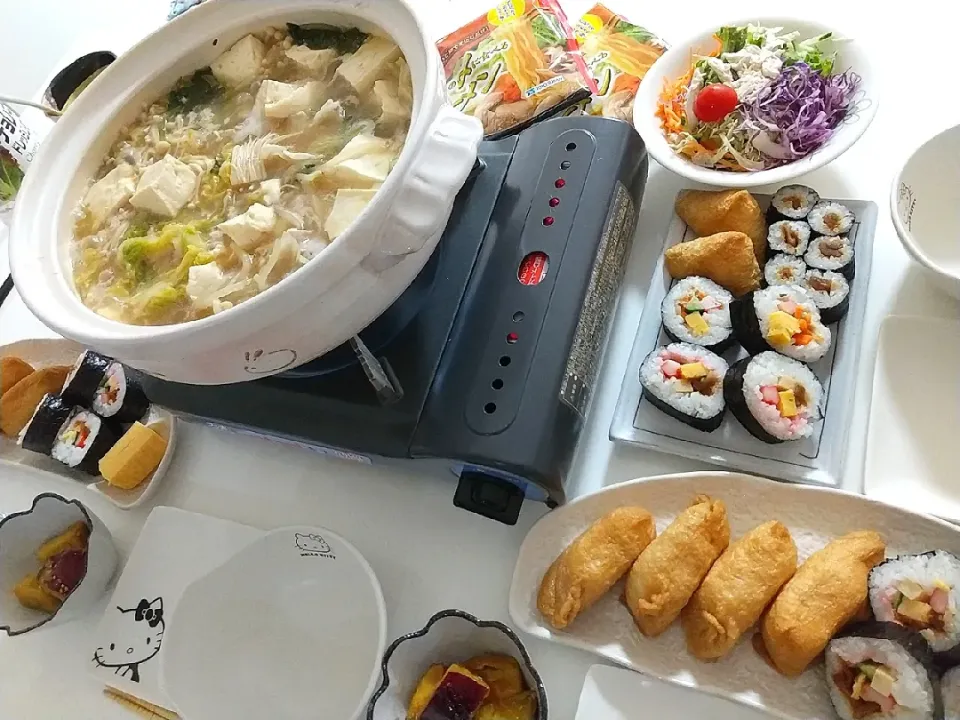 夕食(*^^*)
お鍋～🍲
いなり寿司&太巻き
サラダ🥗
大学いも
〆ラーメン|プリン☆さん