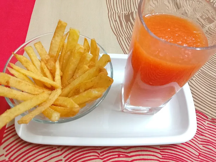 Snapdishの料理写真:Homemade French Fries and Papaya Drink. 

#muslimah 
#bangladesh 
#nisahomefood|Sadia Meherinさん