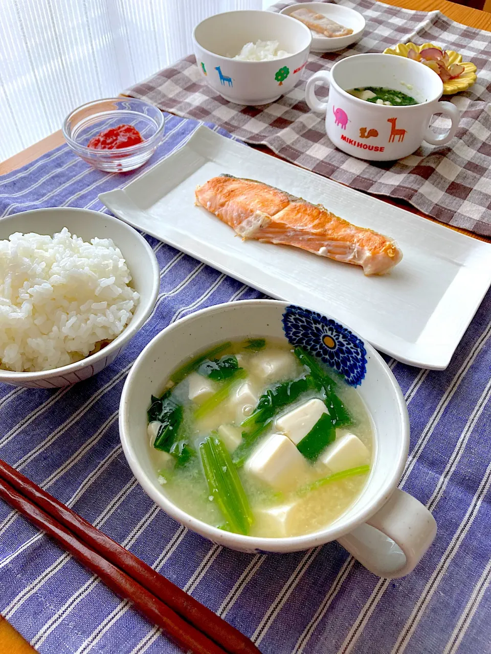 焼き鮭、筋子、豆腐とほうれん草のお味噌汁、ごはん|sayaさん