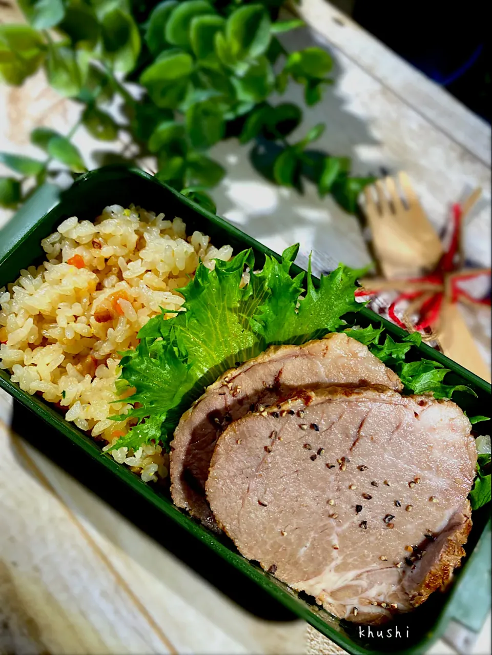 自家製焼豚🐽と炒飯（冷凍）で、やっつけ小僧弁当🍱|KOZUEさん