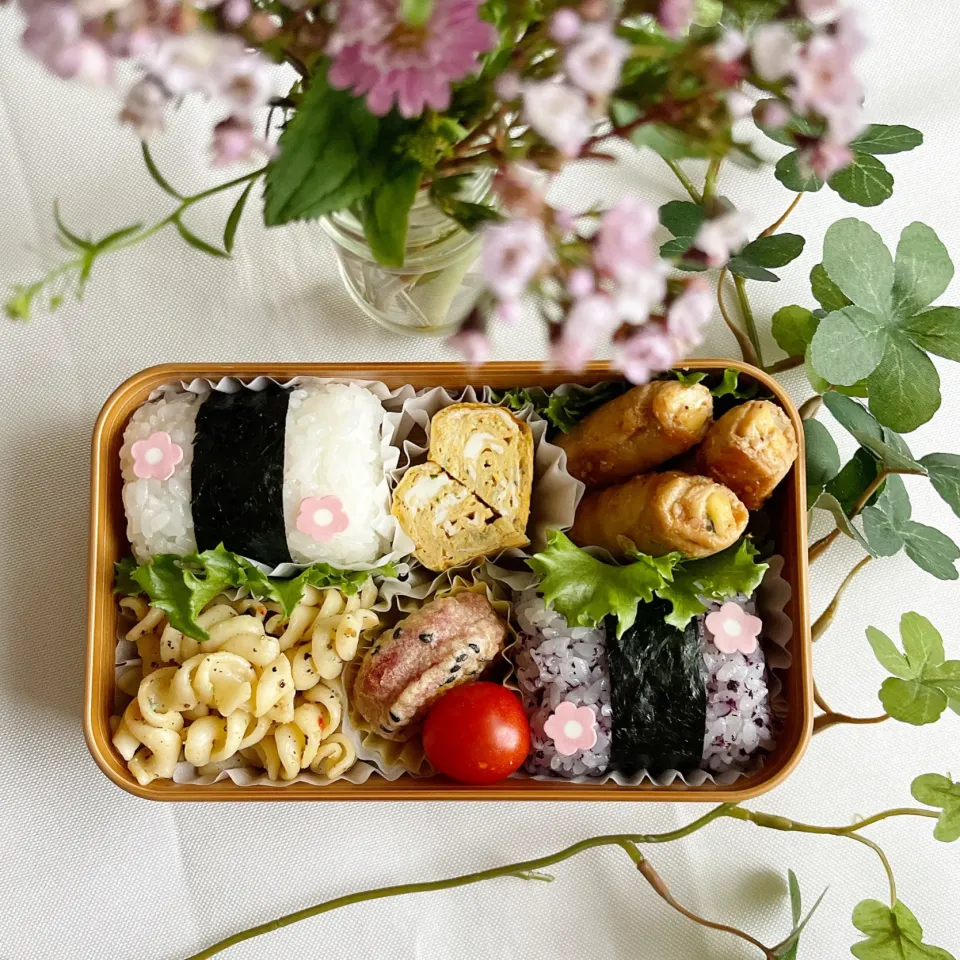 Snapdishの料理写真:10/19❤︎娘のおにぎり弁当🌱|Makinsさん