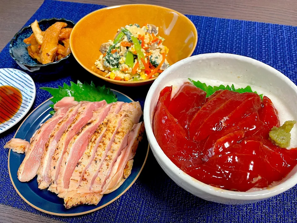 めばち鮪の漬けとろろ丼。鶏モモ刺し。ふわっと炒り豆腐。|ゆっちこさん