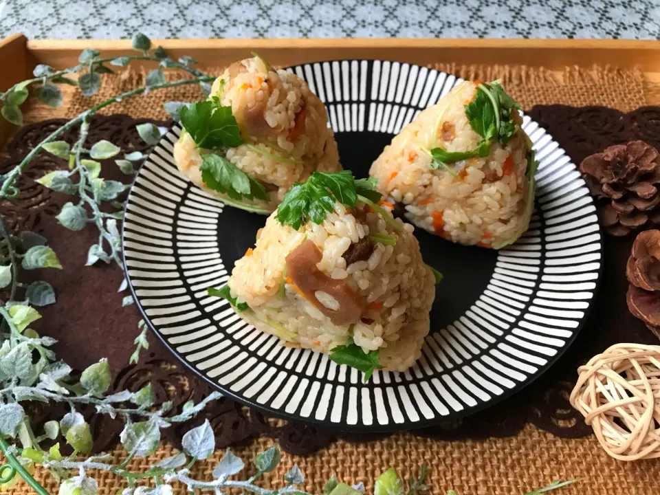 Snapdishの料理写真:鶏ごぼうおにぎり🍙|まなまな♡さん