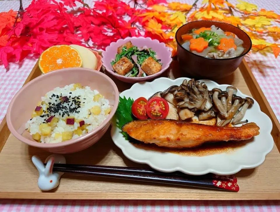 ❁秋鮭ときのこのソテー バター醤油ソース
❁水菜と厚揚げのごまドレサラダ
❁さつまいもごはん
❁豚汁
❁自家製みかん＆りんご|みかんちょこさん