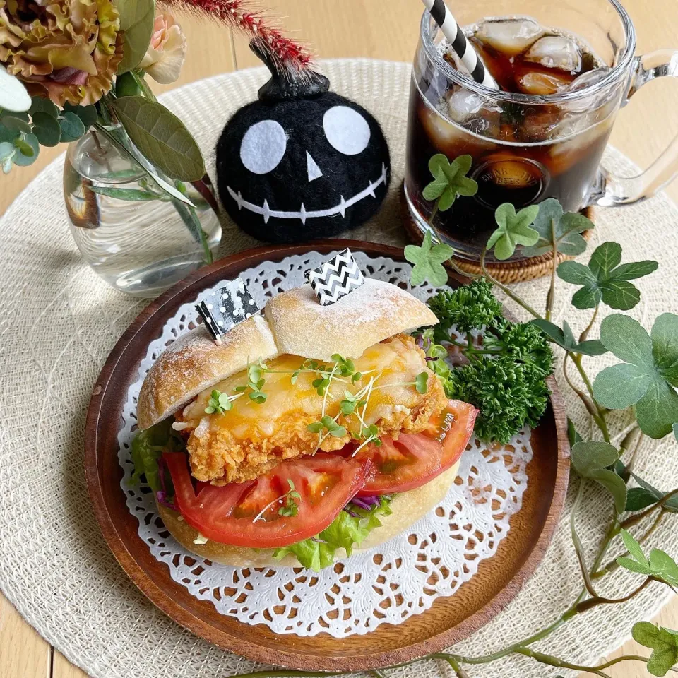 10/19❤︎チーズフライドチキン白パンサンド🌱✨
〈サンド具材〉
・ハイジの白パン
・チーズフライドチキン
・フリルレタス.キャベツ.紫キャベツ.トマト|Makinsさん