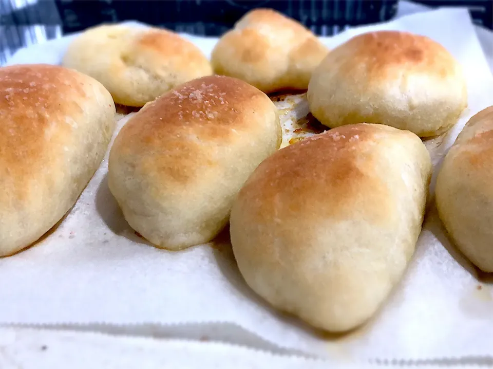 冷蔵庫発酵で✨塩バターロールパン🥐|みかさん