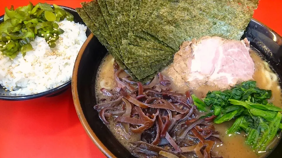 Snapdishの料理写真:【2021年8月創業】
横浜らーめん　山本家
ラーメン並（700円、
麺硬め/味ふつう/油少なめ）
＋キクラゲ（100円）
＋のり（5枚、100円）
＋ライス（終日無料）
＠新宿6分
21228|大脇さん