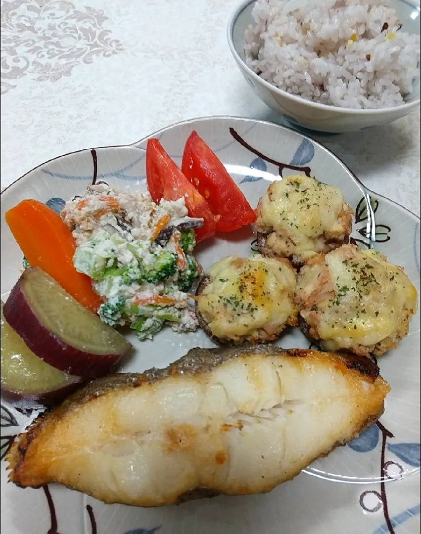 Snapdishの料理写真:☆今日の晩ごはん☆　焼き魚　ブロッコリーの白あえ　椎茸ひとくちピザ|hamamaさん