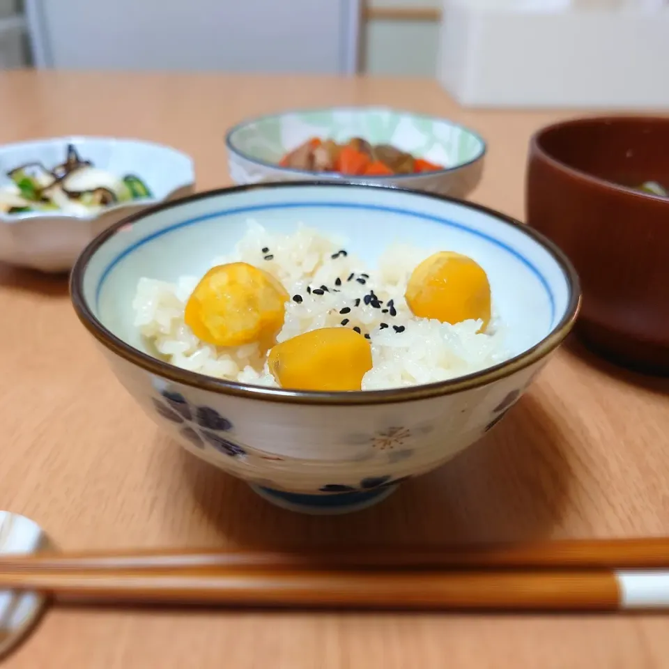 【夜ごはん】
栗ごはん
鶏ごぼう煮
カブときゅうりの塩昆布和え
味噌汁(カブ、わかめ)|Rie*さん