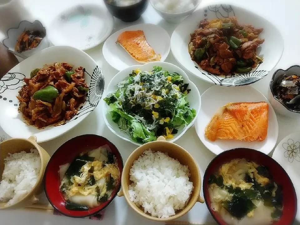 Snapdishの料理写真:夕食(*^^*)
回鍋肉
鮭ハラミ焼き
ひじき煮
サラダ🥗(レタス、サニーレタス、コーン、シラス、海苔フレーク)
ワンタンスープ(卵、ワカメ)|プリン☆さん