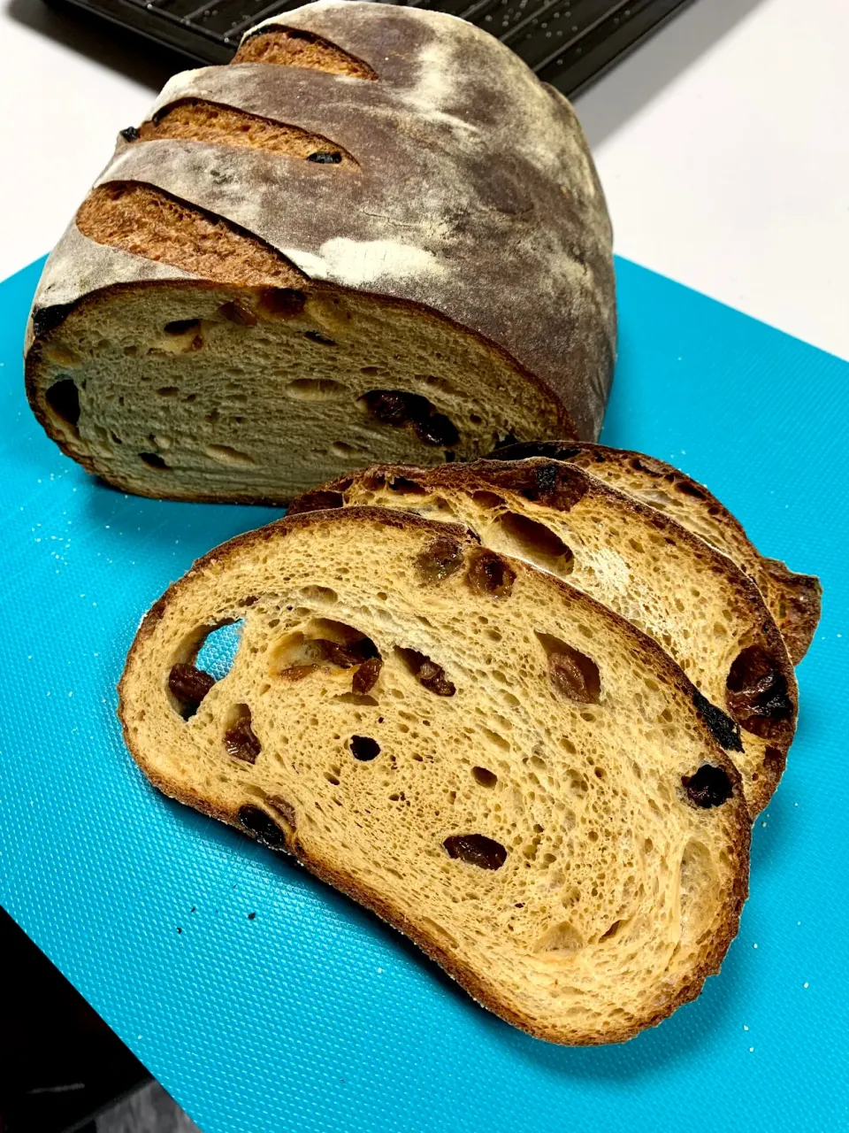 Cinnamon Raisin Sourdough Bread|gonbenさん