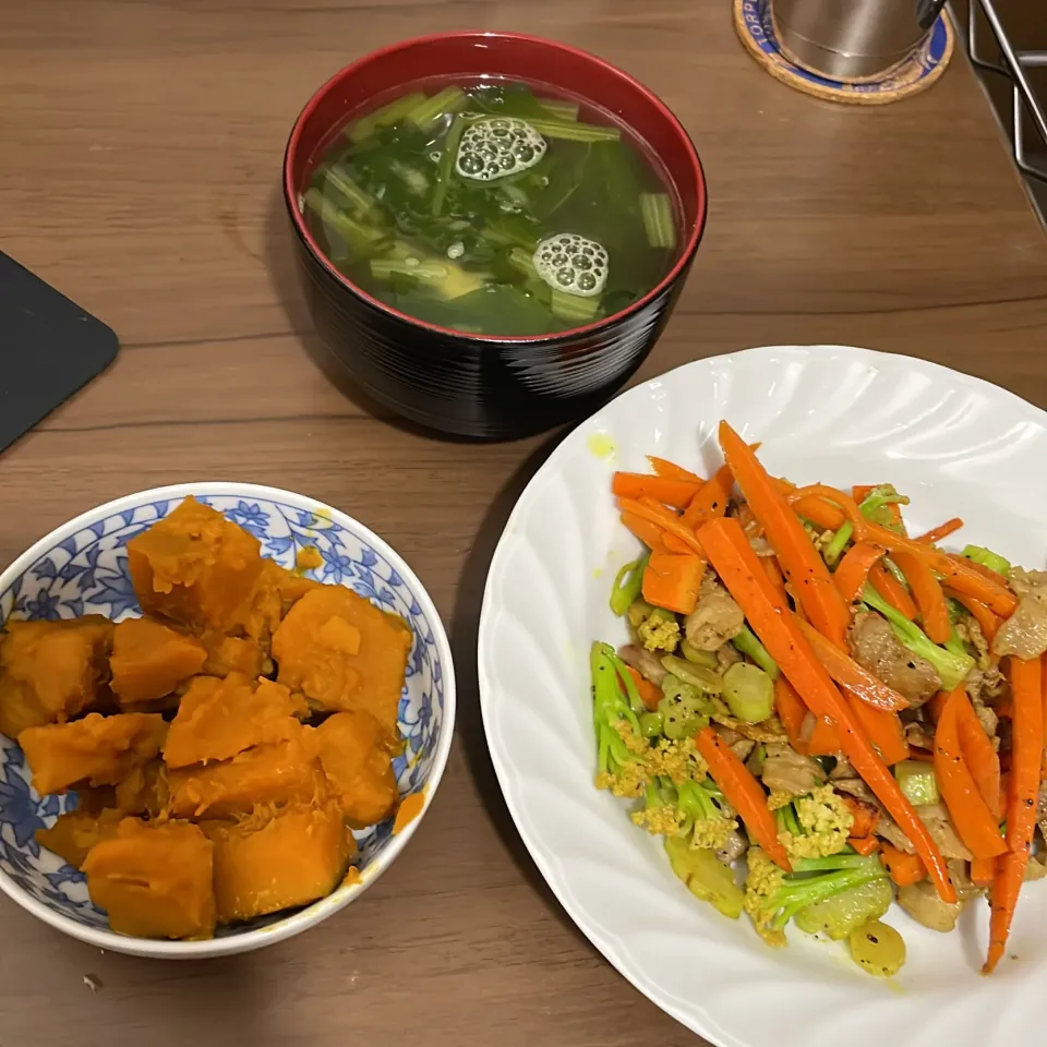 Snapdishの料理写真:かぼちゃの煮物・人参とカリフラワーのカレー炒め・かぼちゃと小松菜の味噌汁|a-parkさん