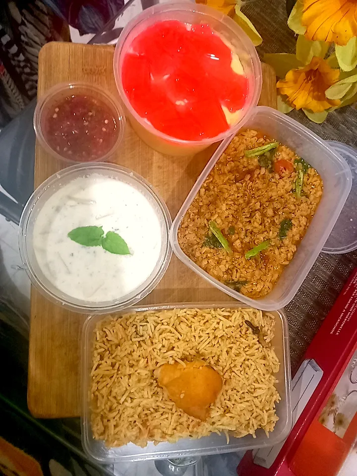 chicken pulaoo,daal mash,
mint potato raita, tomatoes chatni
jello custard,|Miracle Glazeさん