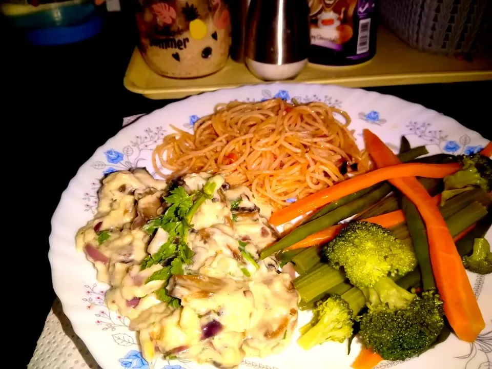 spaghetti served with creamy mushroom sauce and veges|June Kathokiさん