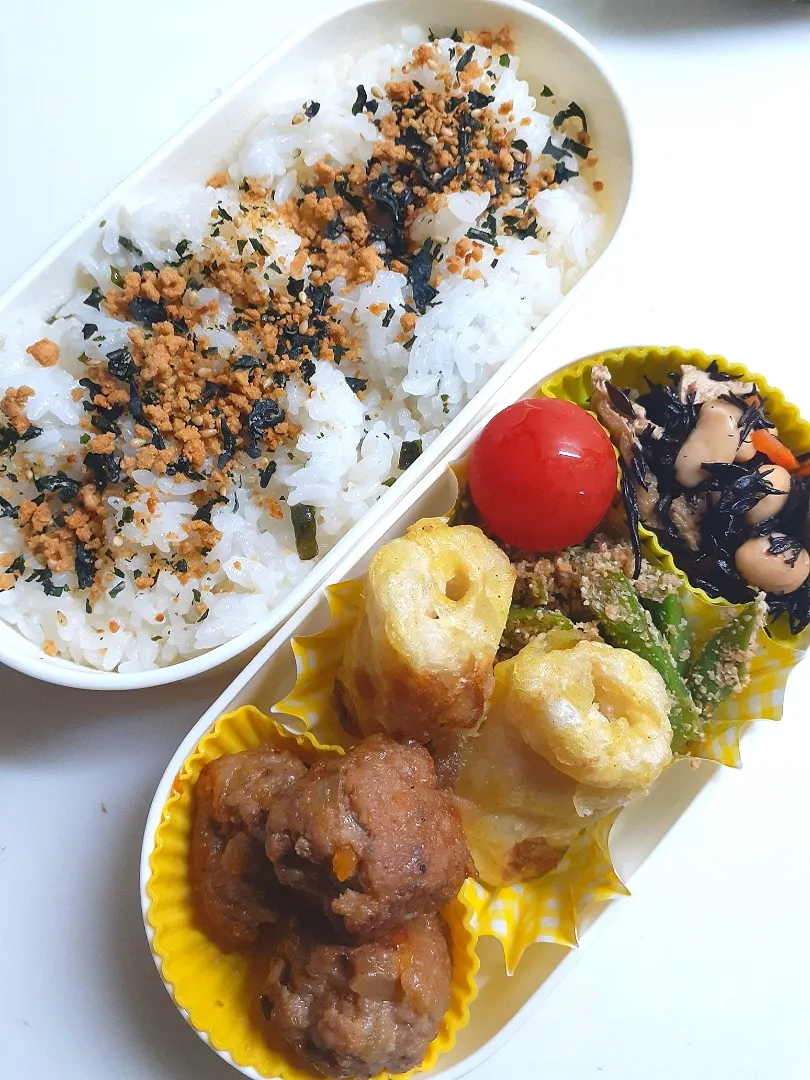 Snapdishの料理写真:☆中学生弁当☆ツナマヨごはん。ひじき煮物、いんげん胡麻和え、ミニトマト、カレー竹輪、照焼ミートボール|ｼｮｺﾗさん