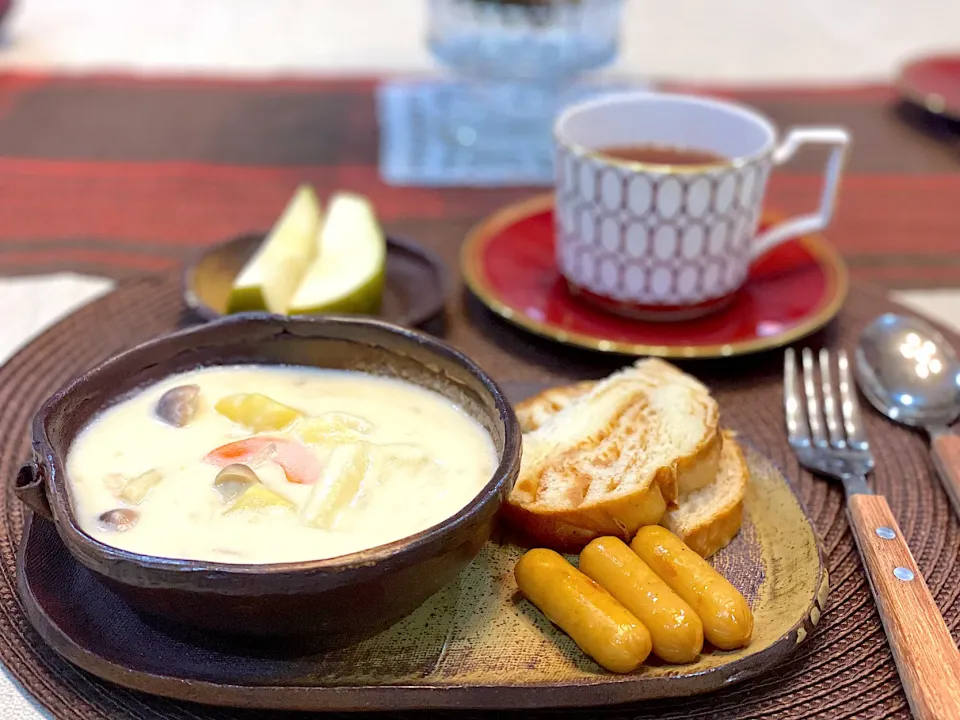 今日の朝ごはんは昨夜の残りの秋鮭と白菜のクリームシチューがメイン‼️|Seikoさん