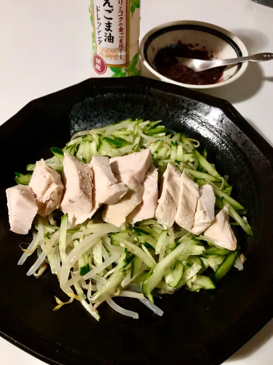 Snapdishの料理写真:蒸し鶏、梅ソースと胡麻ドレで|yukarinさん