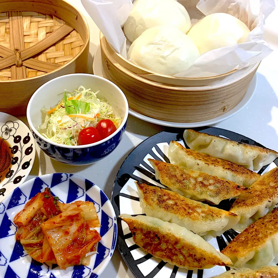 夜ご飯😃蒸すだけの豚まん、キムチ、サラダ、bibigo冷凍餃子|とまこ(*^o^*)さん