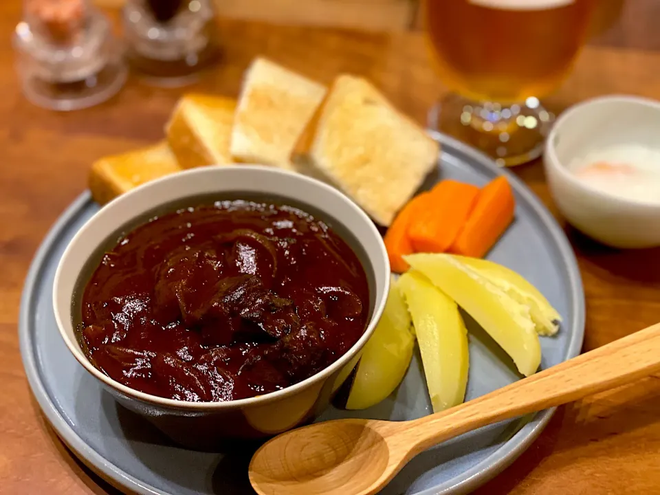 赤ワインでじっくり煮込んだビーフシチューと人参🥕とじゃがいものグラッセ☺︎|まめすけ。さん