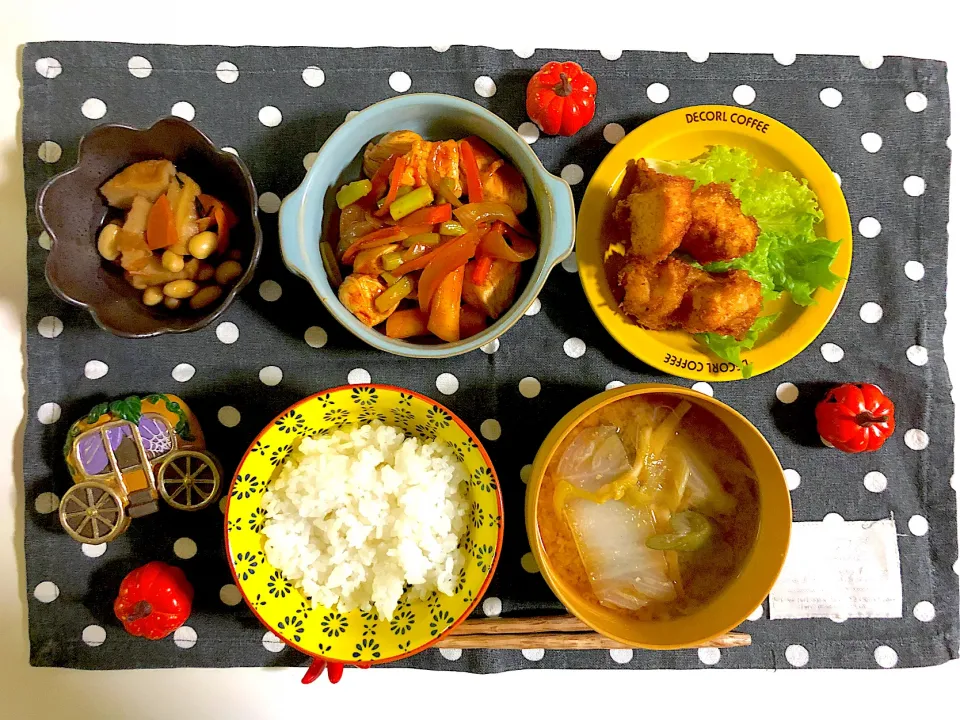 ✳︎鶏胸肉の唐揚げ✳︎鶏ダッカルビ風✳︎ひじき豆の煮物✳︎味噌汁|syamさん