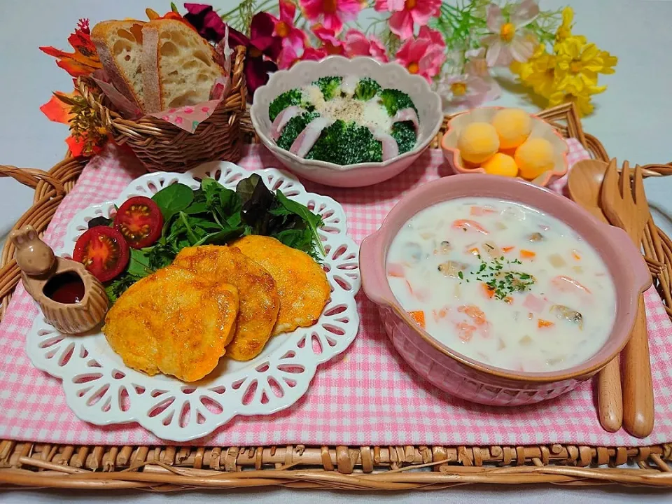 ❁カレーチキンピカタ
❁ブロッコリーのシーザーサラダ風
❁シーフードチャウダー
❁バケット
❁アイスの実 濃いみかん🍊|みかんちょこさん