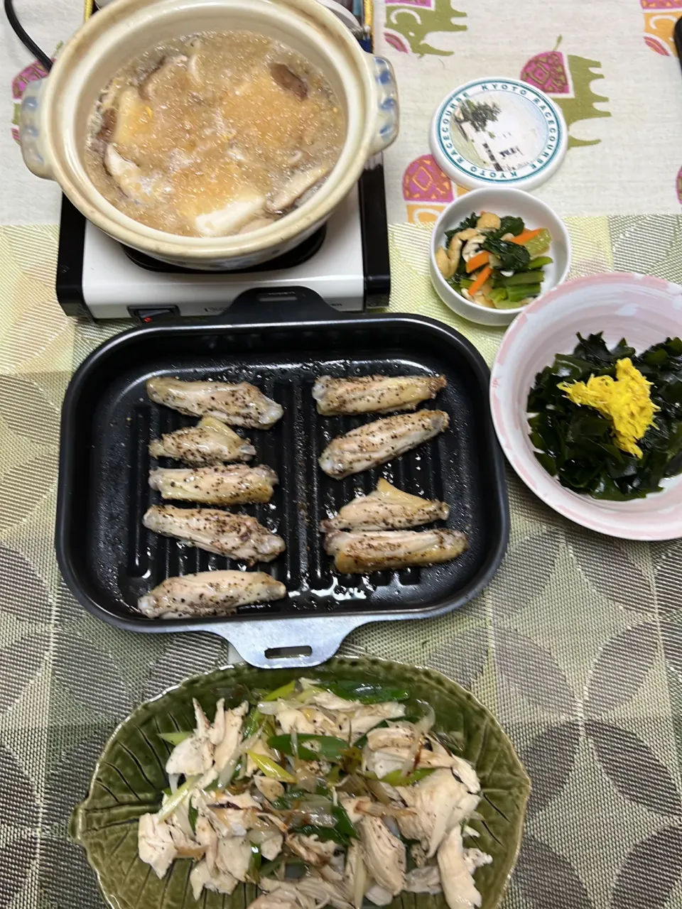 鶏手羽塩焼き、ネギだくささみ、たぬき豆腐、わかめももってのほかの酢の物、小松菜煮浸し|peanutsさん