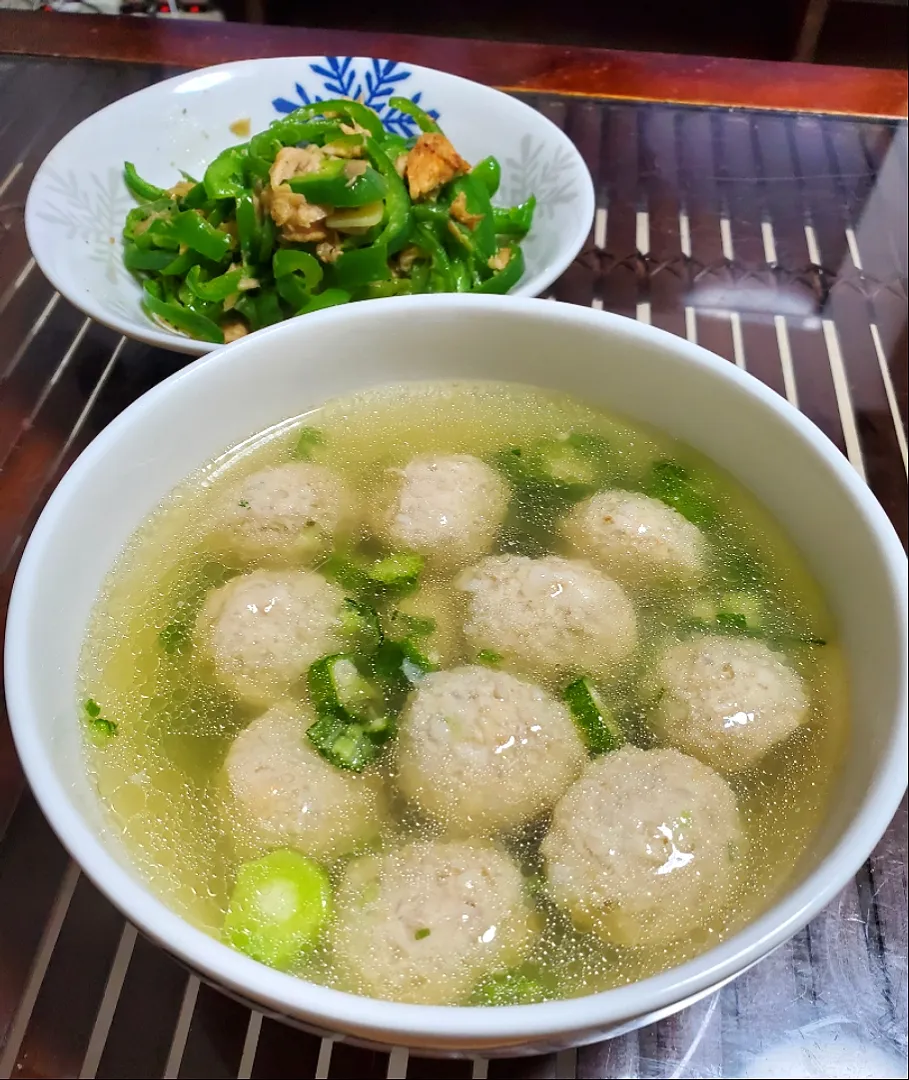 今日の夜ご飯は、
鶏団子とオクラのスープ
シーチキンとピーマンの無限炒め風|dai.noriさん