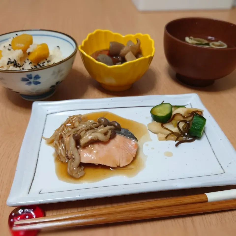 【夜ごはん】
鮭のきのこあんかけ
カブときゅうりの塩昆布和え
鶏ごぼう煮
栗ごはん
味噌汁(わかめ、お麩、きのこ)|Rie*さん