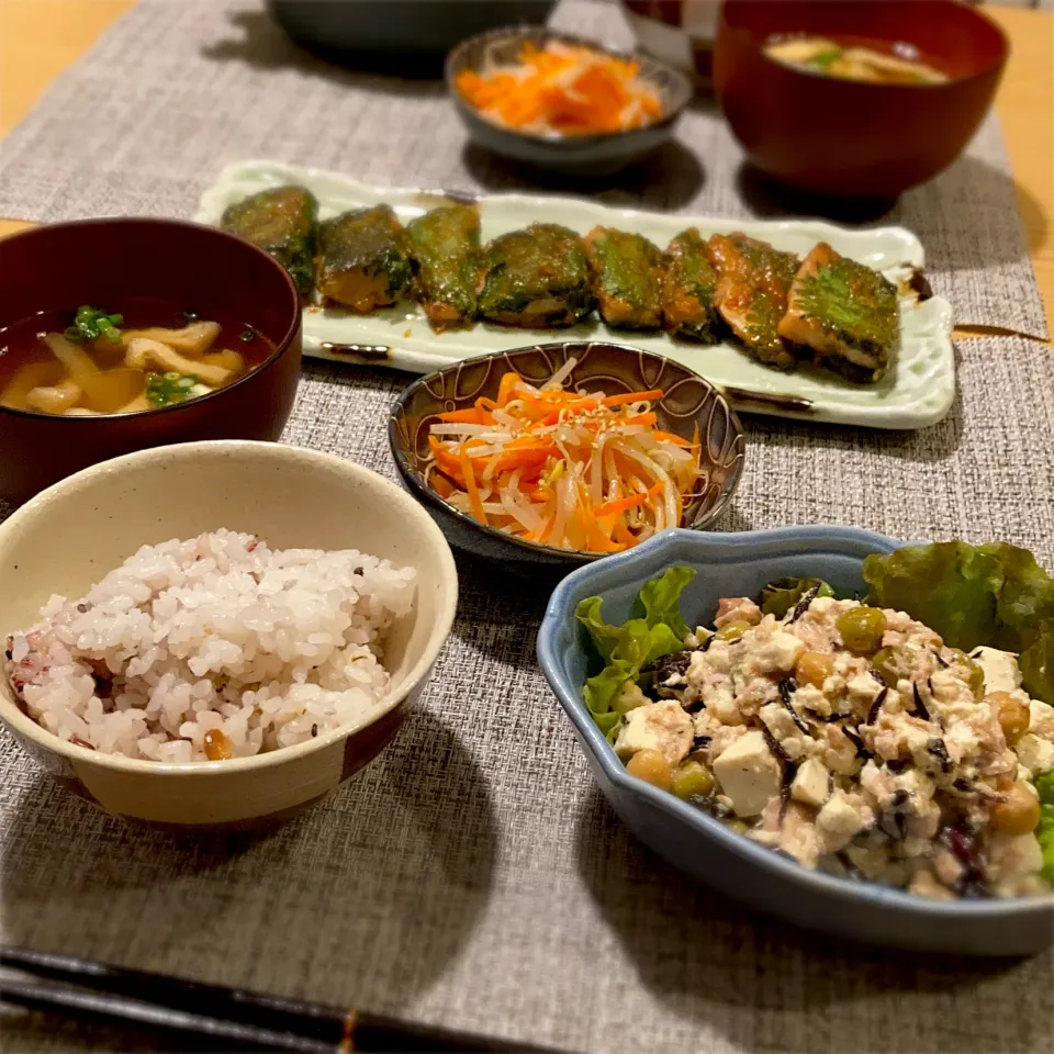 鯖の大葉味噌焼き、もやしとにんじんのナムル、豆腐とひじきのサラダ、大根と揚げのすまし汁|ツインうさぎさん