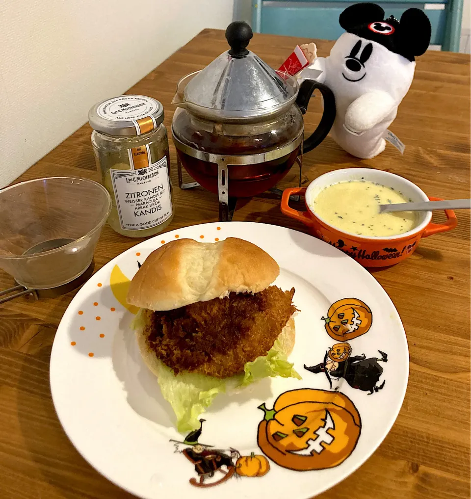 Snapdishの料理写真:メンチカツバーガー♬|シャビーちゃんさん