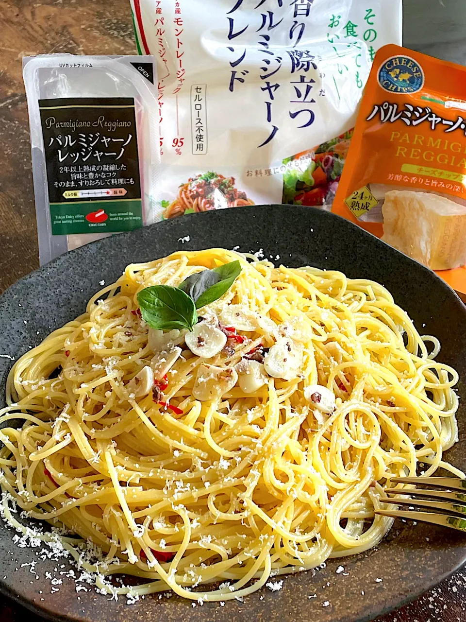 アンチョビペペロンチーノ🍝を作りました。家庭菜園で採取した鷹の爪、バジルを使っています♪|くぅちゃんさん