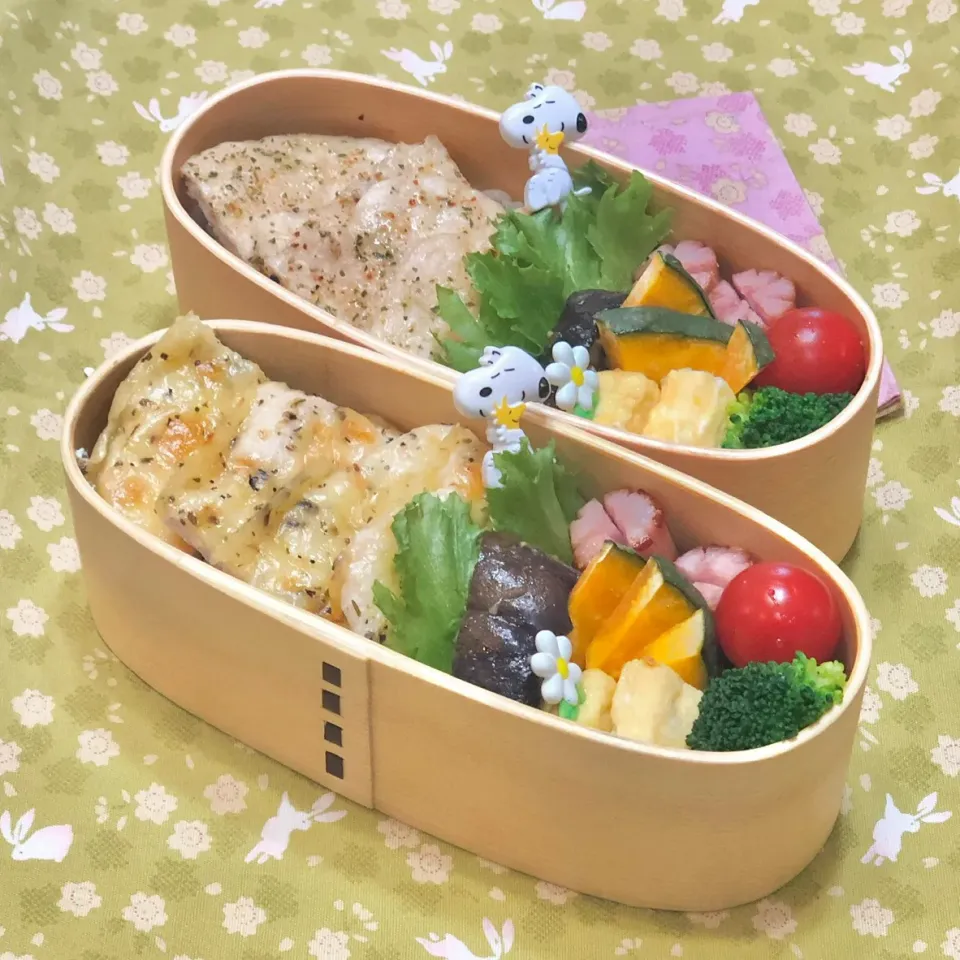 ササミのチーズグリル💙＆ハーブグリル❤️の双子ちゃんお弁当☘  10/1金|sweet homeさん