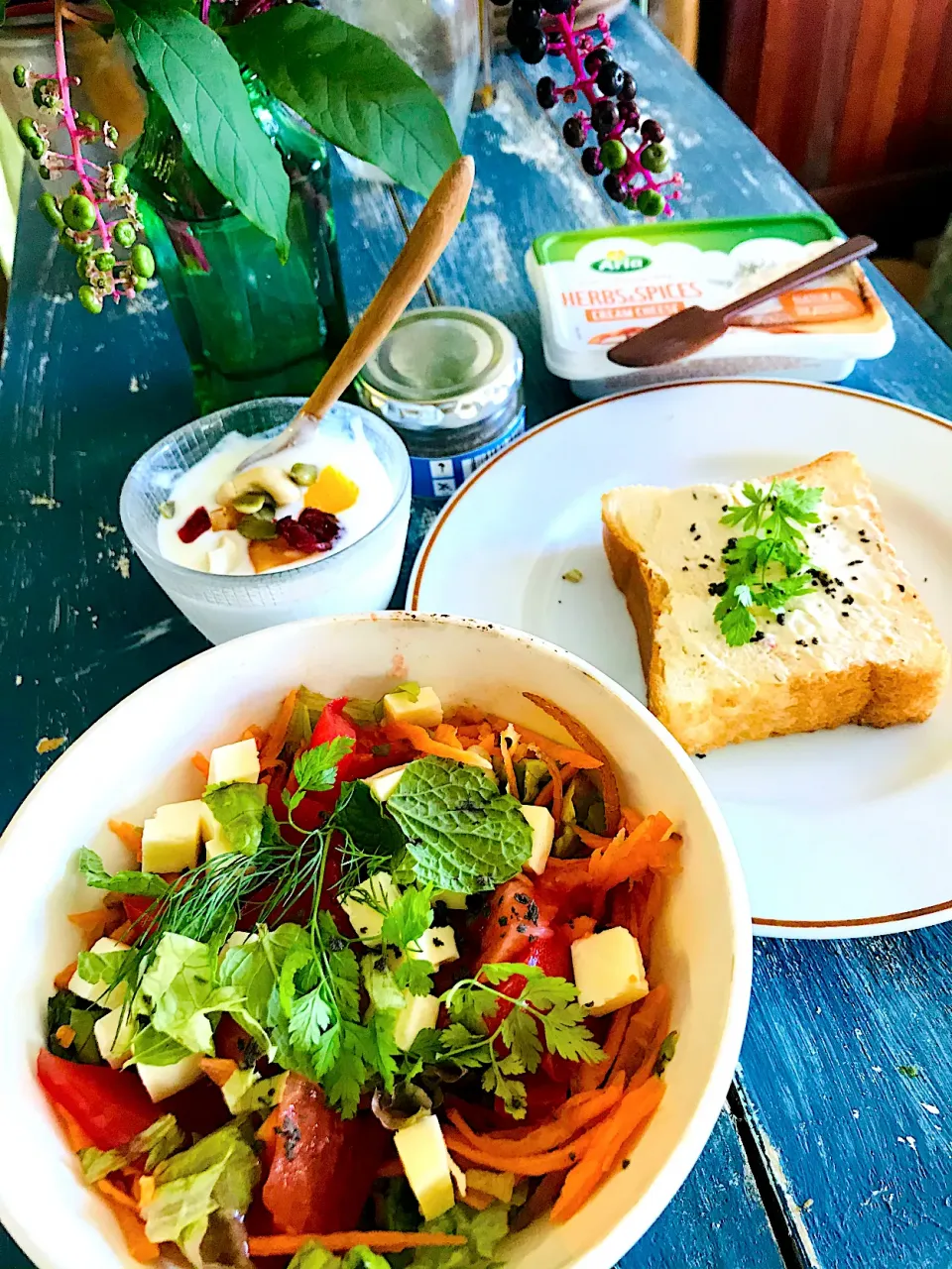 Snapdishの料理写真:choppedサラダ🥗、homemadeカスピ海ヨーグルト、ハーブクリチートースト|atsukoさん