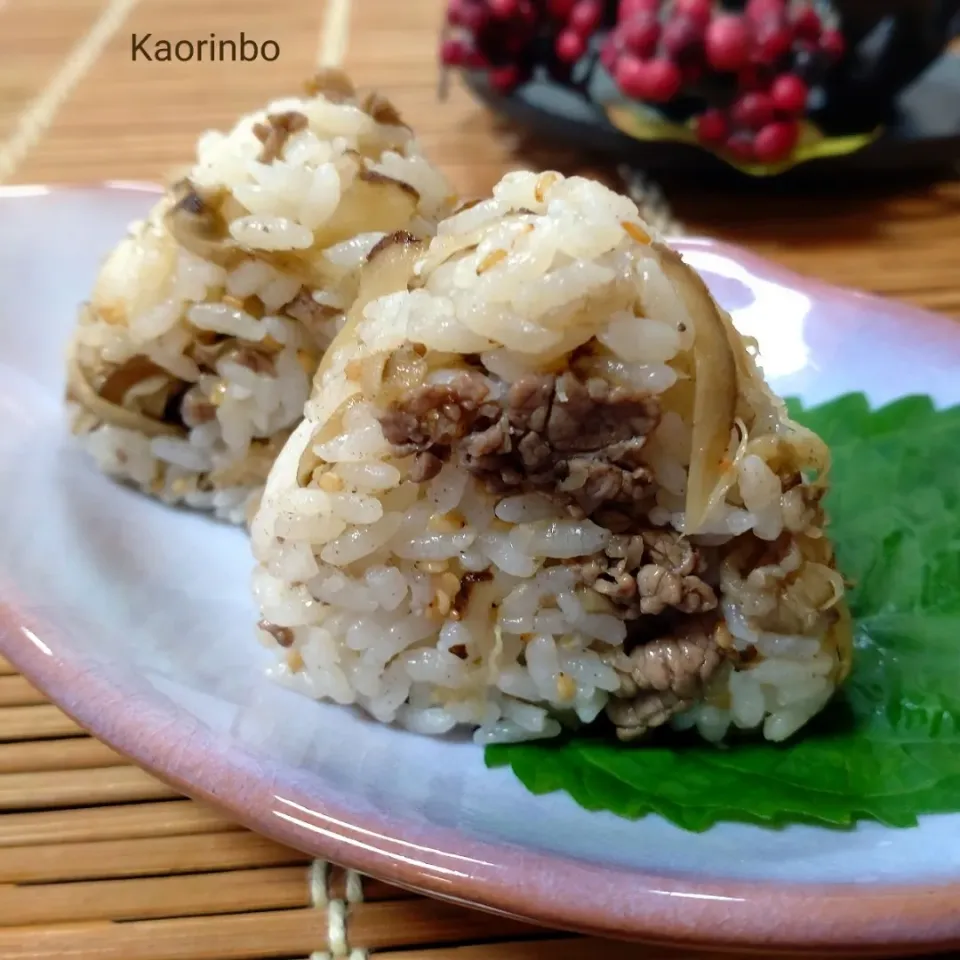 Snapdishの料理写真:牛ごぼうご飯でおにぎり🍙|Kaorinboさん