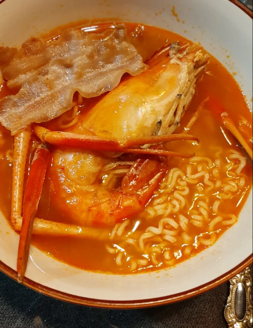 Tom yum instant noodles with bacon & prawn|ģřãçîöůşさん