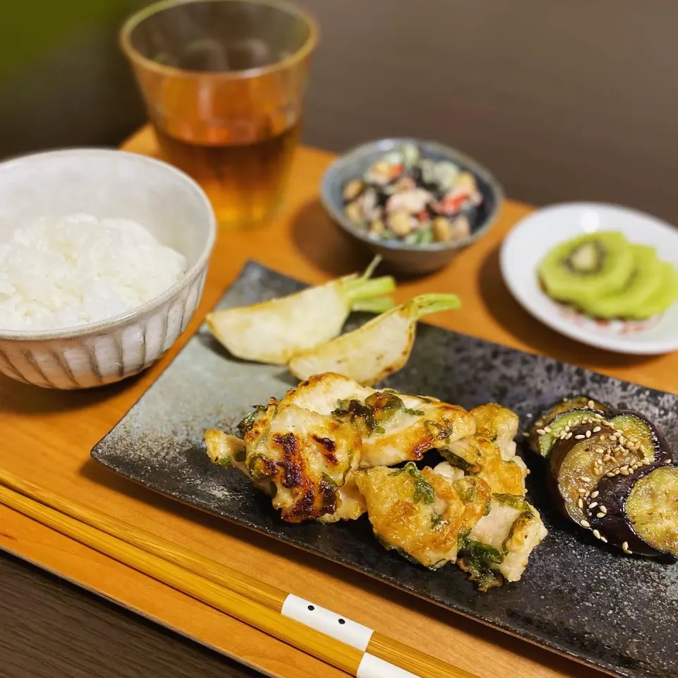 Snapdishの料理写真:大葉の和風チキン
大豆とひじきときゅうりのサラダ
かぶとなすのソテー|ちぐあささん