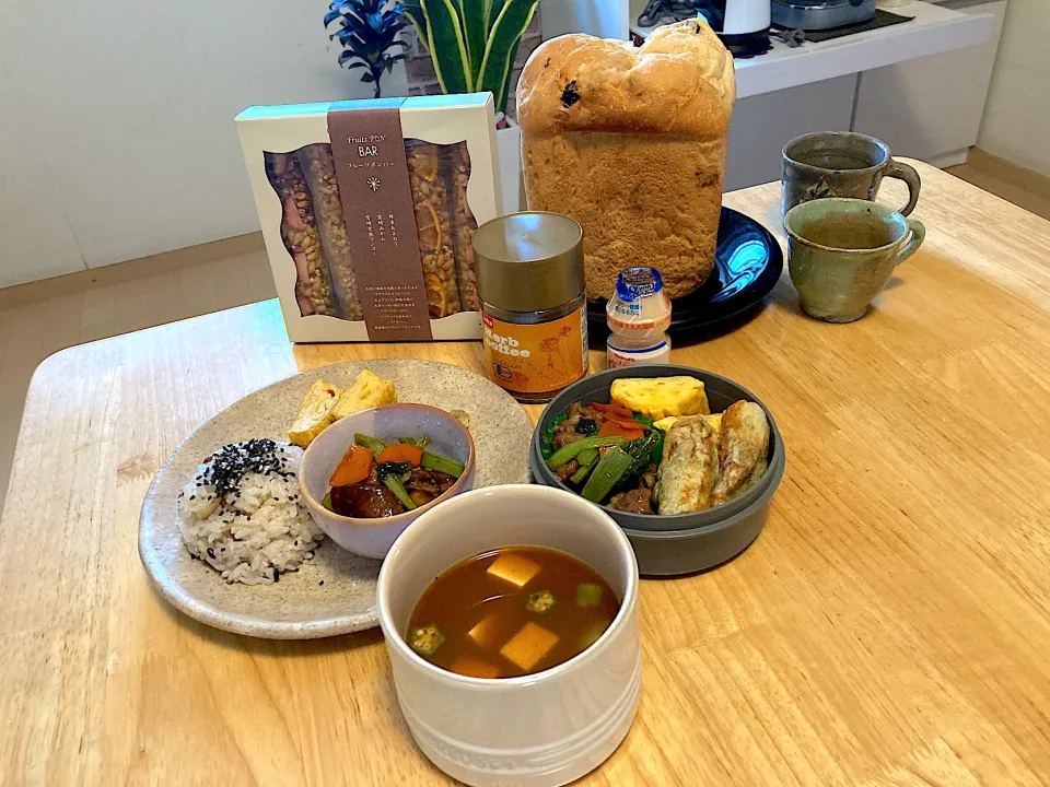 朝焼きぶどう食パン🍞とオーガニックフルーツポンバー、旦那さんお弁当とmyランチプレート😋🎶|さくたえさん