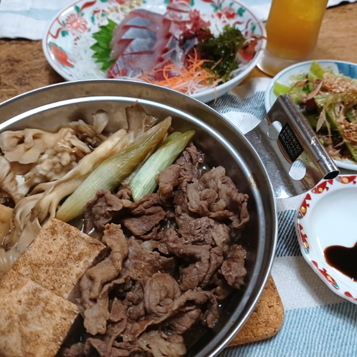 すき煮、ガンドの刺身、小松菜お浸し