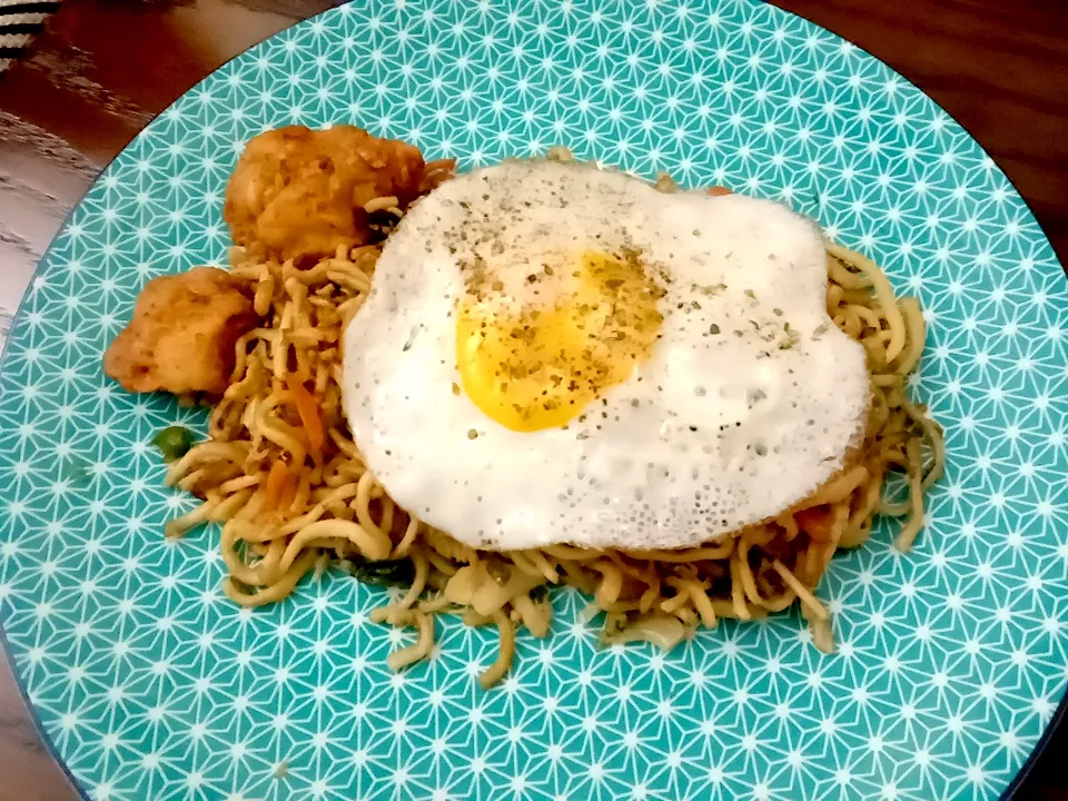 Chowmin with Fried Egg and Chicken bits. 

#muslimah 
#bangladeshi|Sadia Meherinさん