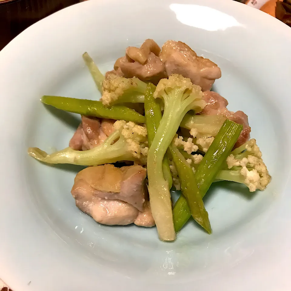 鶏とカリフローレとアスパラの麺つゆマヨ炒め|あさかさん