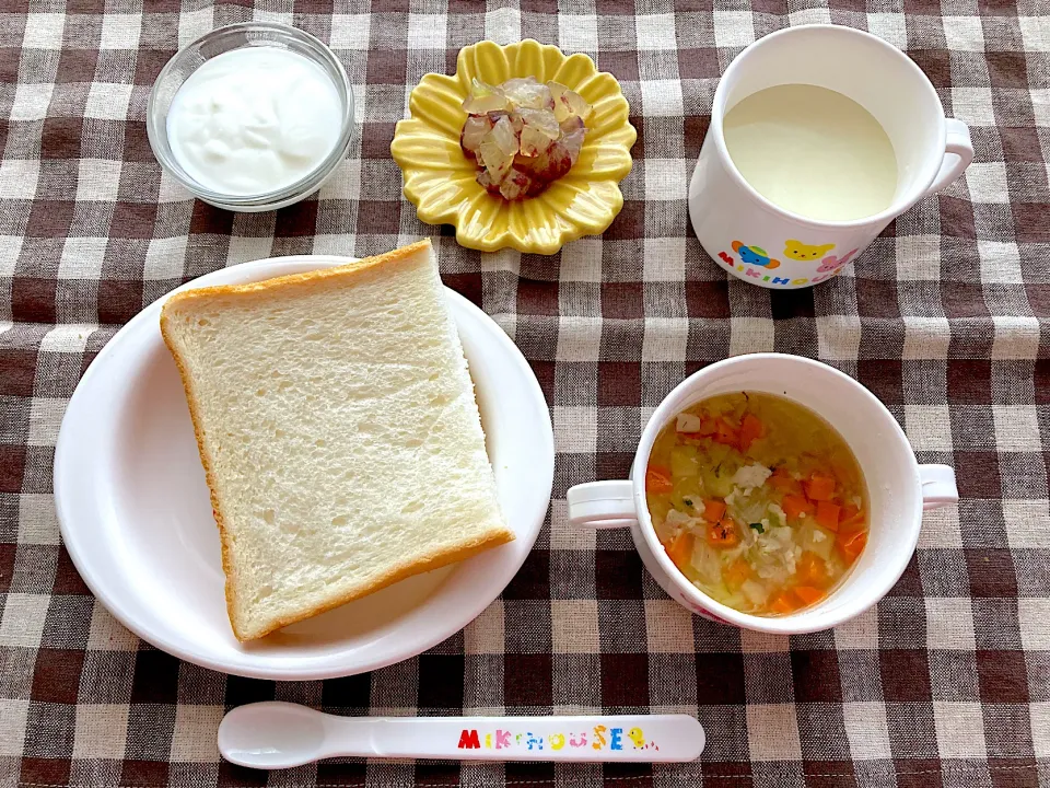 【離乳食】食パン、チキンスープ、ヨーグルト、ぶどう、ミルク|sayaさん