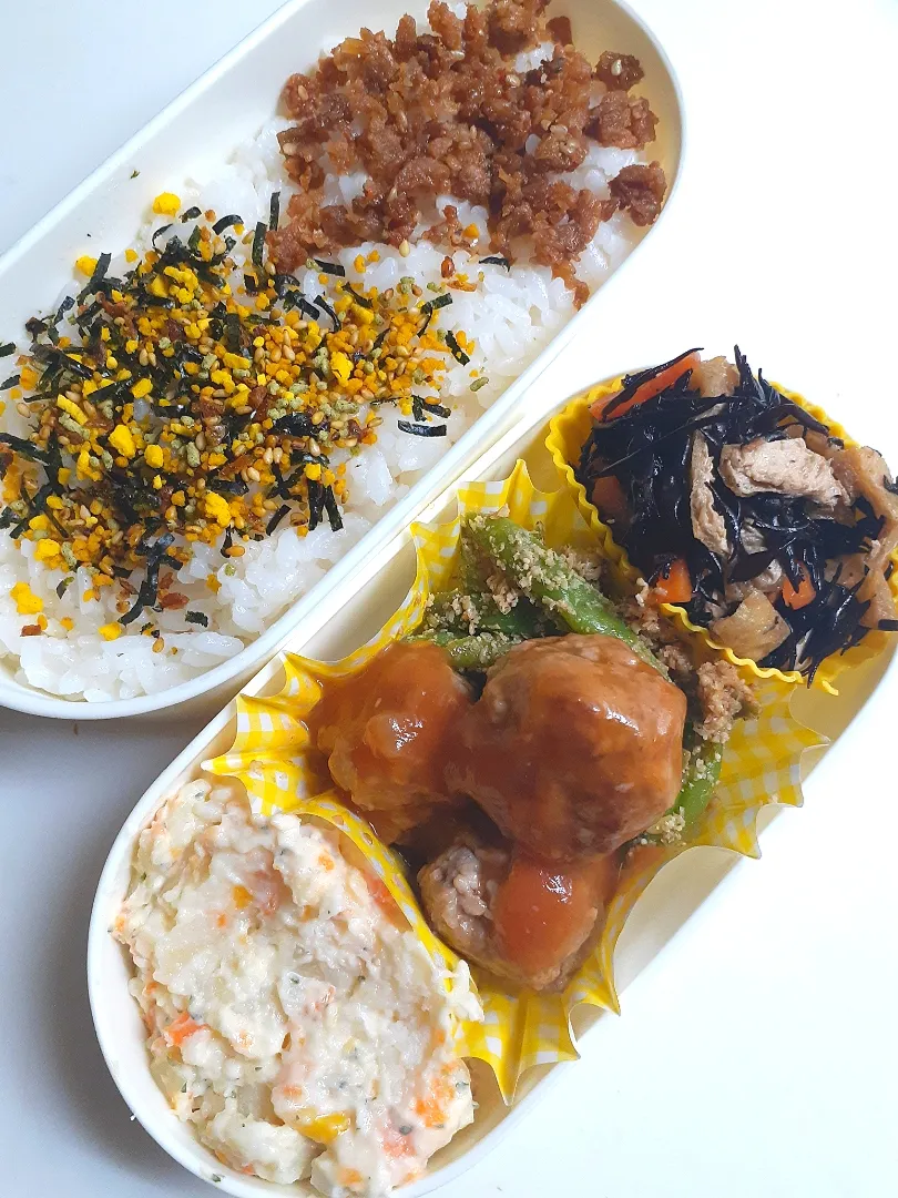 ☆中学生弁当☆そぼろとのりたまごはん、ひじき煮物、いんげん胡麻和え、ミートボール、ポテサラ|ｼｮｺﾗさん