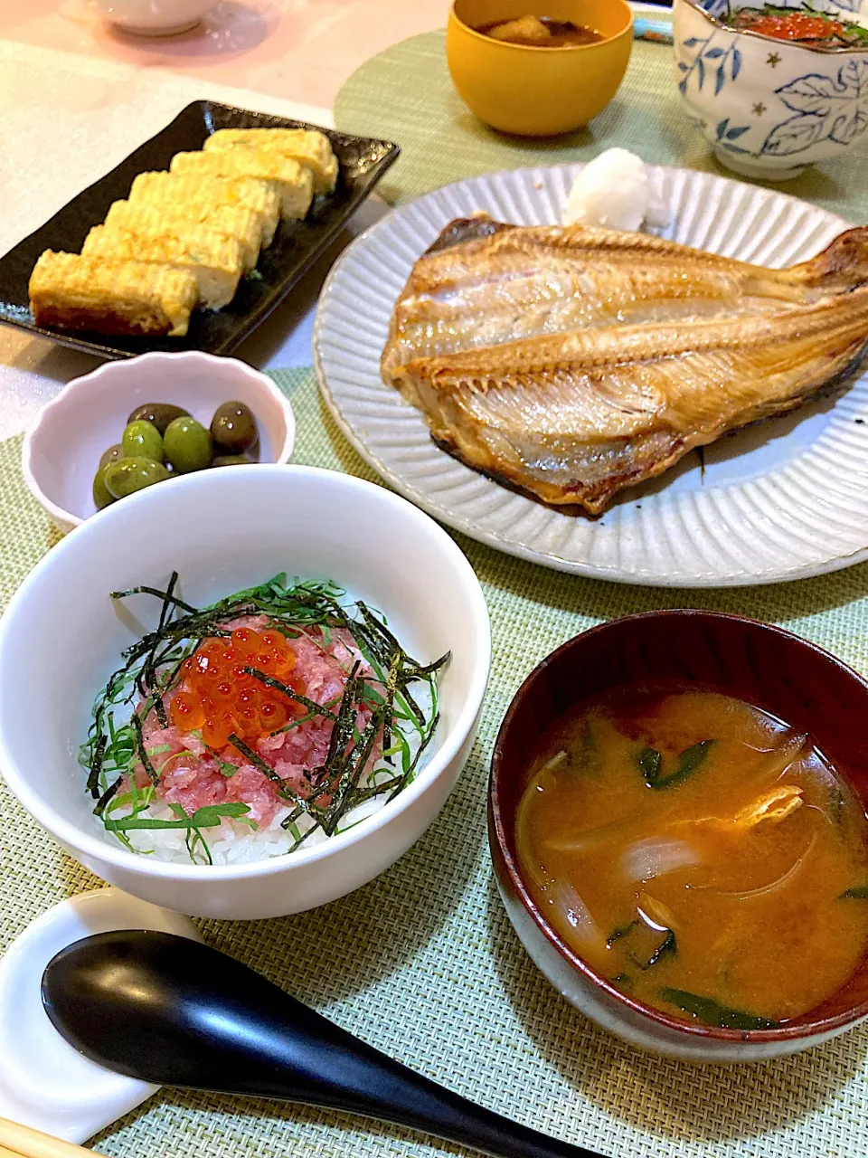 いくらネギトロ丼&ほっけ|お豆さん