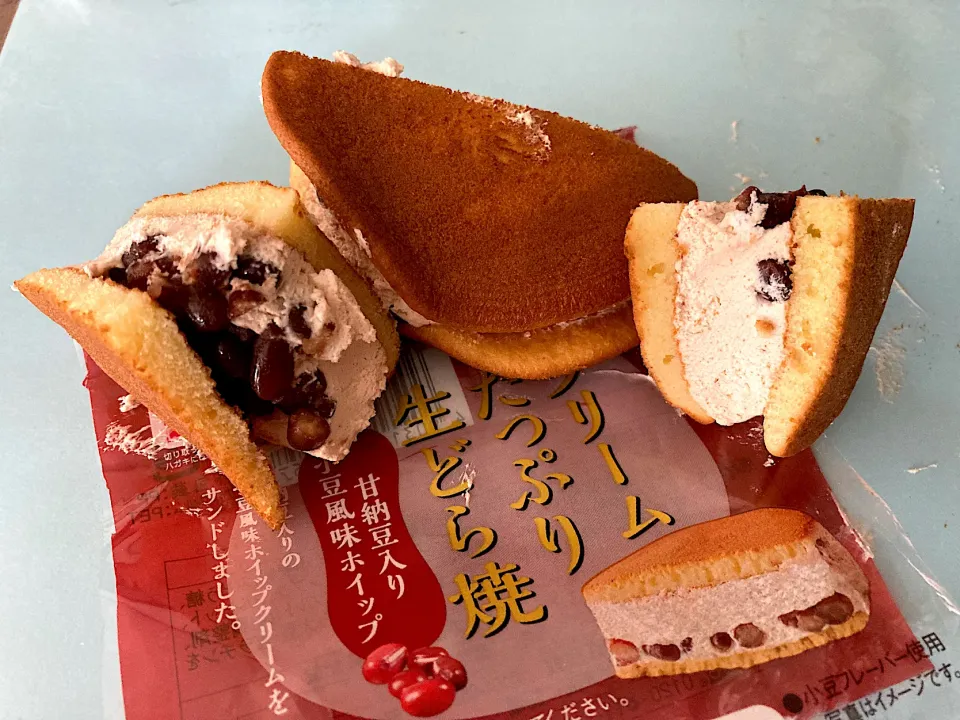 Snapdishの料理写真:クリームたっぷり生どら焼き|はっちぃさん