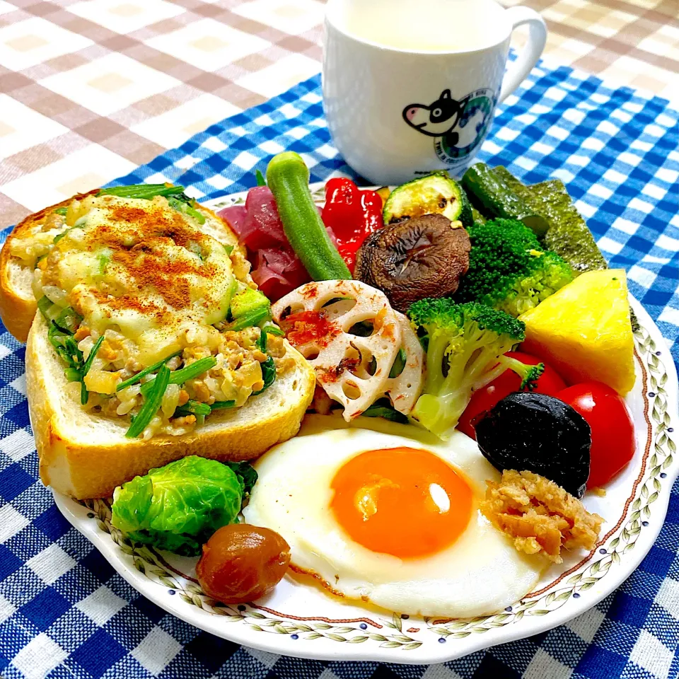 今日の朝ごはん★肉味噌とほうれん草とオクラのチーズトースト|riko30294さん