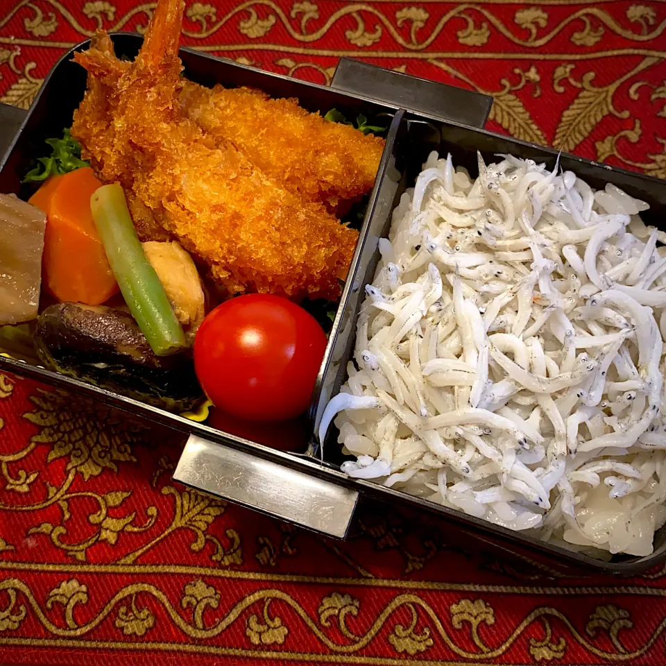 Snapdishの料理写真:海老フライと、筑前煮と、プチトマトと、釜揚げしらすご飯弁当|もえさん